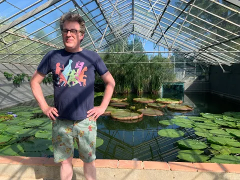 Foto van David Rietveld, in korte broek