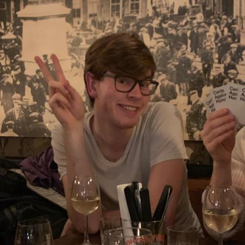 Willem met een wijntje die lacht