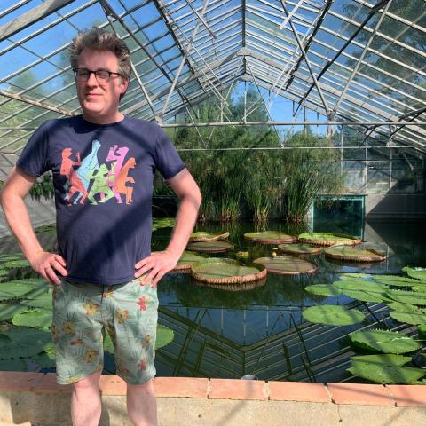 Foto van David Rietveld, in korte broek